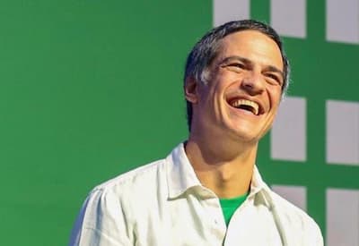 Mateus Solano se explica após vídeo em teatro viralizar e revela novo ângulo