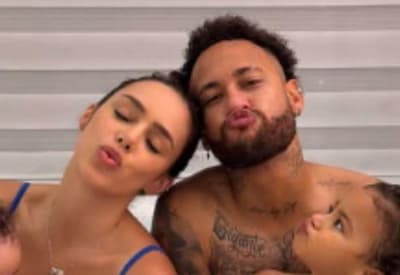Neymar Jr aparece curtindo banheira com esposa e filhas
