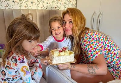 Virginia Fonseca surpreende Maria Flor com bolo e visita da Cinderela no dia do aniversário