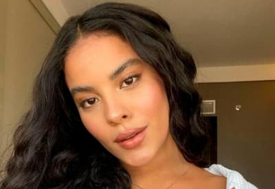 Bella Campos impressiona ao posar sem blusa durante viagem ao Quênia