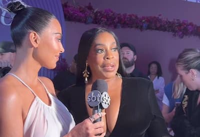 Kim Kardashian segura microfone do SBT e viraliza nas redes sociais