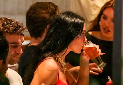 Dua Lipa curte barzinho no RJ e internautas reagem: "Zero frescura"