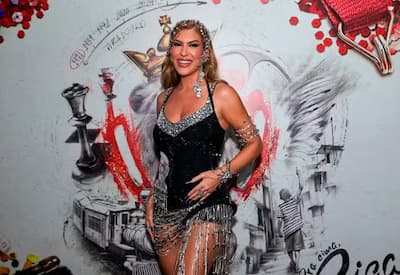 Lore Improta exibe barriguinha de grávida durante ensaio da Viradouro