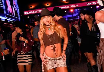 Virginia aposta em look ousado com top e minissaia no Caldas Country