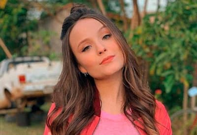 Larissa Manoela aproveita sol e curte praia no RJ: "Skin praiana"
