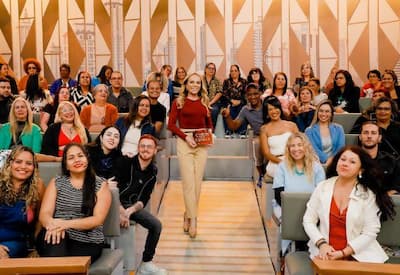 Núbia Óliiver abre semana do "Casos de Família" e edição especial de sexta mostra transformação radical com antes e depois de convidada