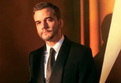 Wagner Moura samba com Kelly Clarkson em TV americana