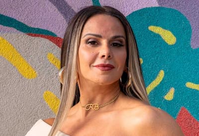 Viviane Araújo exibe samba no pé em ensaio de rua do Salgueiro