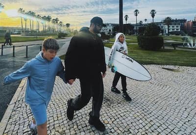 Pedro Scooby leva filhos para surfar em praia de Portugal