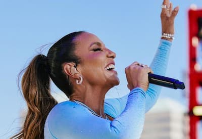 Ivete Sangalo se joga em roda de samba com amigos: "Feliz Ano Novo"