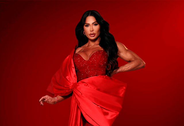 Gracyanne Barbosa posa com empresário após assumir romance