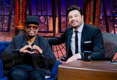 No The Noite desta sexta-feita (16), Buchecha agita a galera e canta sucessos do funk dos anos 90