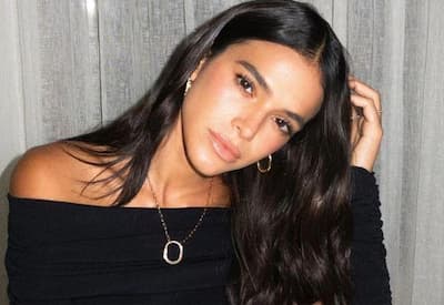 Bruna Marquezine aproveita ensaio de carnaval ao lado de famosos