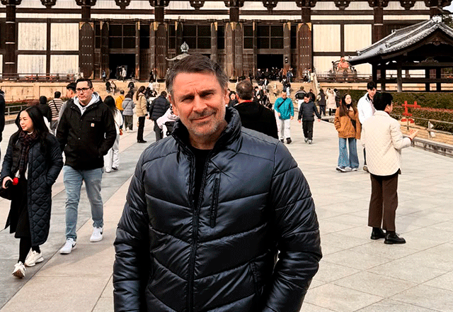 Murilo Rosa encanta ao posar com os filhos em viagem ao Japão