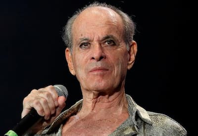 Fã confunde Ney Matogrosso com Caetano Veloso durante passeio em Salvador