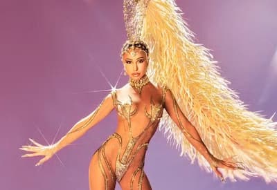 Sabrina Sato esbanja samba no pé durante ensaio da Gaviões da Fiel