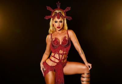 Virginia Fonseca é ovacionada em ensaio de rua da Grande Rio e retribui carinho do público