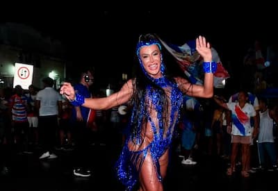 Na chuva, Gracyanne Barbosa exibe samba no pé durante ensaio de rua