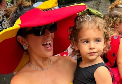 Fernanda Paes Leme curte bloquinho com a filha Pilar e diverte com fantasias