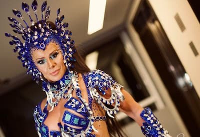 Viviane Araújo esbanja corpão em fantasia de Carnaval