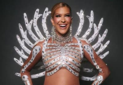 Grávida, Lore Improta samba de tênis em ensaio chuvoso na Sapucaí