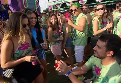 SBT vira palco de pedido de casamento ao vivo durante cobertura do SBT Folia
