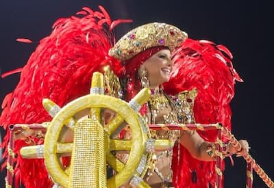 Viviane Araújo impressiona com look ousado e luxuoso como Rainha de Bateria