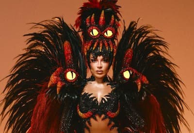 Gkay "assusta" com fantasia para desfile da Salgueiro