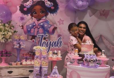 Filha de Pocah comemora 10 anos com festa do pijama especial em casa