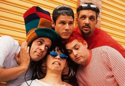 Jaqueta é encontrada sobre o caixão de Dinho dos Mamonas Assassinas durante exumação