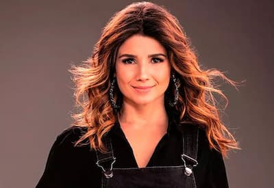 Em Noronha, Paula Fernandes posa de biquíni: "Uma deusa"