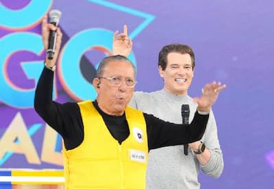 Galvão Bueno recebe homenagem surpresa no Domingo Legal e se emociona ao vivo