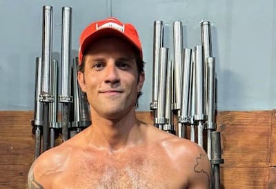 Chay Suede posa sem camisa após treino e chama atenção nas redes sociais