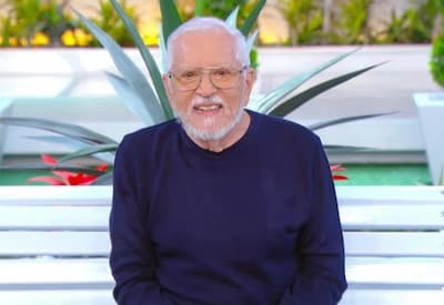 Carlos Alberto de Nóbrega tranquiliza fãs após internação