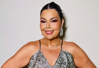 Fabiana Karla chama atenção com look metalizado em festa