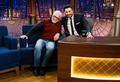 Moacyr Franco relembra seis décadas de carreira e histórias com Silvio Santos no "The Noite"