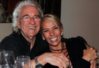 Adriane Galisteu presta homenagem à Juca de Oliveira