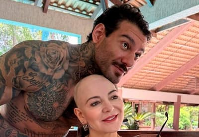 Lucas Lucco ajuda mãe a raspar os cabelos durante luta contra doença