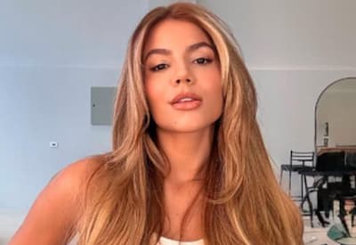 Na Finlândia, Hariany Almeida surge de biquíni em meio a neve