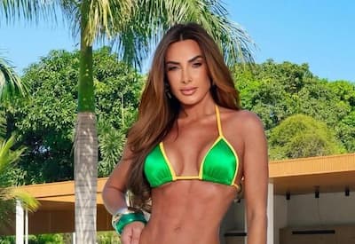 Nicole Bahls posa de biquíni em mansão e celebra: "Hoje estou muito brasileira"
