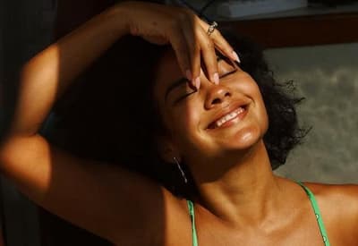 Bella Campos curte passeio de barco no Rio e chama atenção com look e mensagens