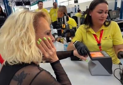 Ana Maria Braga diverte fãs ao surgir em Poupatempo: "Ninguém escapa"