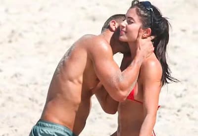 Jade Picon e André Lamoglia são flagrados aos beijos em praia do Rio