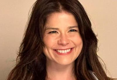 De biquíni, Samara Felippo curte passeio de barco