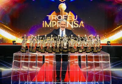 William Bonner faz história, se emociona e repete "Boa Noite"