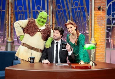 Tiago Abravanel e Fabi Bang levam "Shrek ? O Musical" ao palco do "The Noite" com cena especial