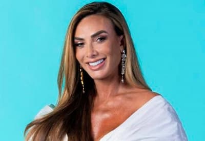 Nicole Bahls presenteia funcionárias com moto elétrica