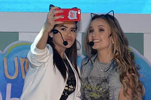 Minha musa, Larissa Manoela, adota as famosas tiaras de gatinhos