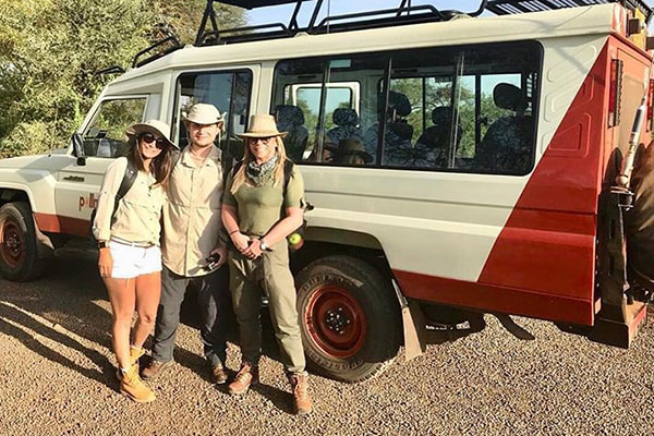 Christina Rocha e família ao lado de um carro de safari