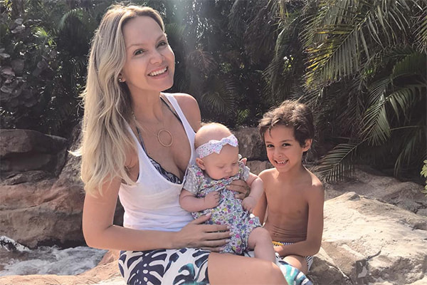 Eliana e os filhos na praia em Orlando